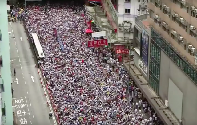 Intussen in Hong Kong.